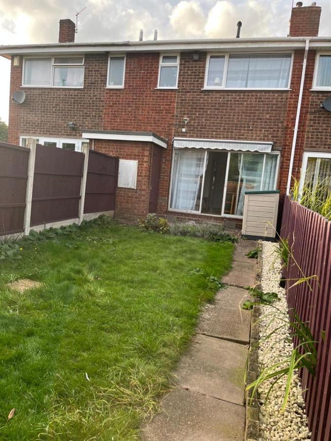 3 Bed House In Walsall, Perfect For Contractors & Leisure & Free Parking Exterior foto