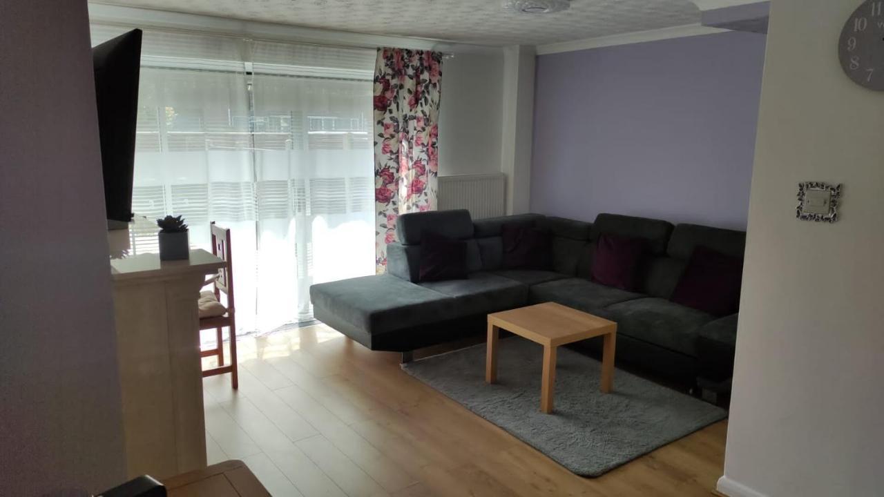 3 Bed House In Walsall, Perfect For Contractors & Leisure & Free Parking Exterior foto