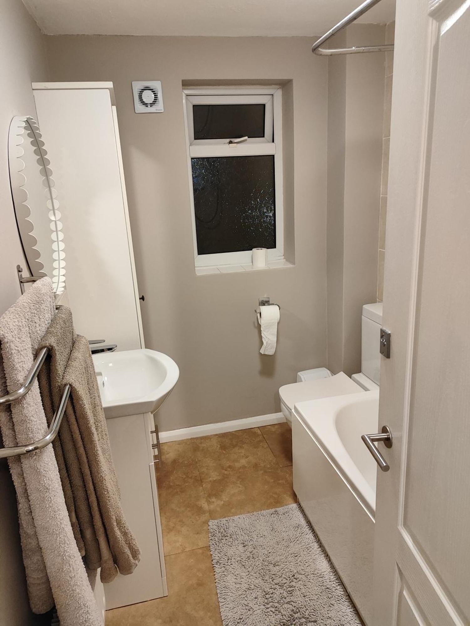 3 Bed House In Walsall, Perfect For Contractors & Leisure & Free Parking Exterior foto